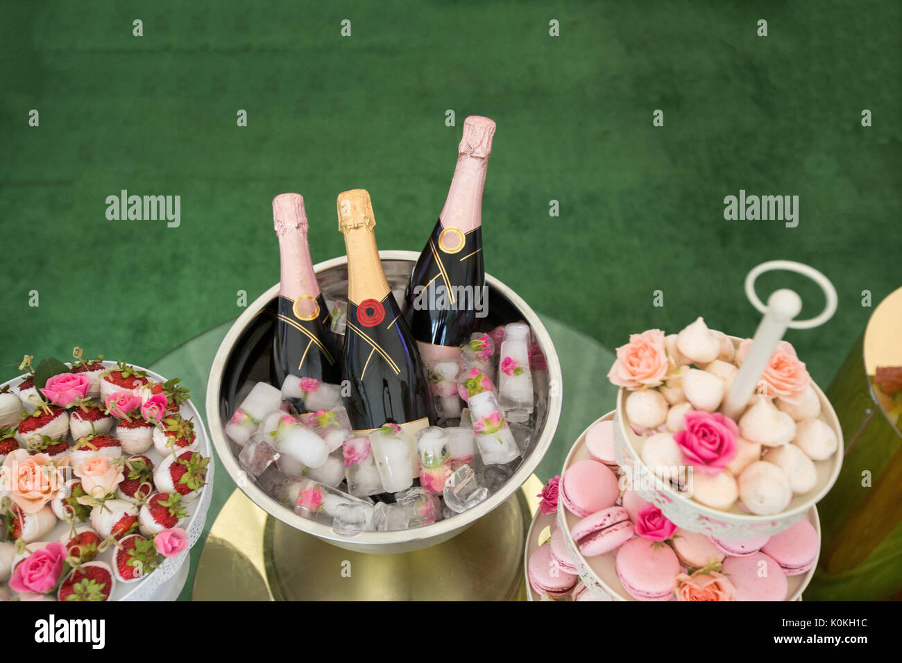 Süße Tabelle mit Dessert und Champagner Stockfoto