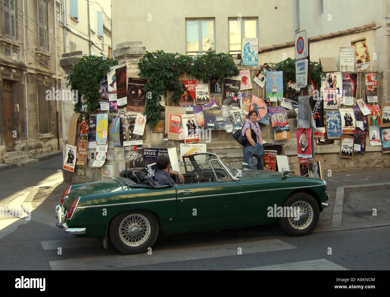 AVIGNON FRANKREICH - FESTIVAL D'AVIGNON-MG-TREIBER SUCHEN BEI SHOW POSTER AN DER WAND © Frédéric BEAUMONT Stockfoto