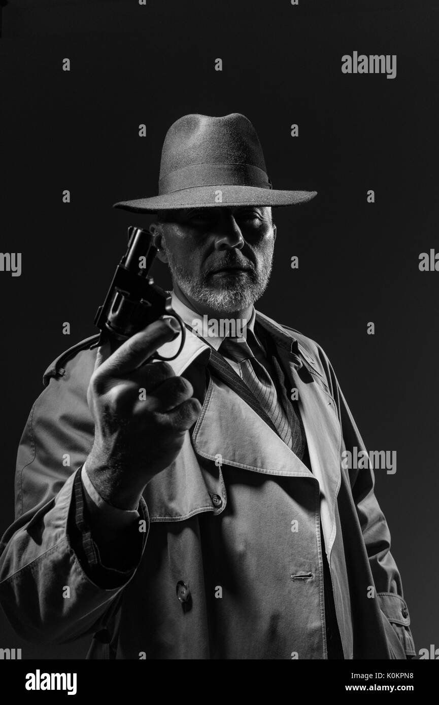 Undercover Agent, die eine Pistole in der dunklen, 1950er Jahre noir Film Stockfoto