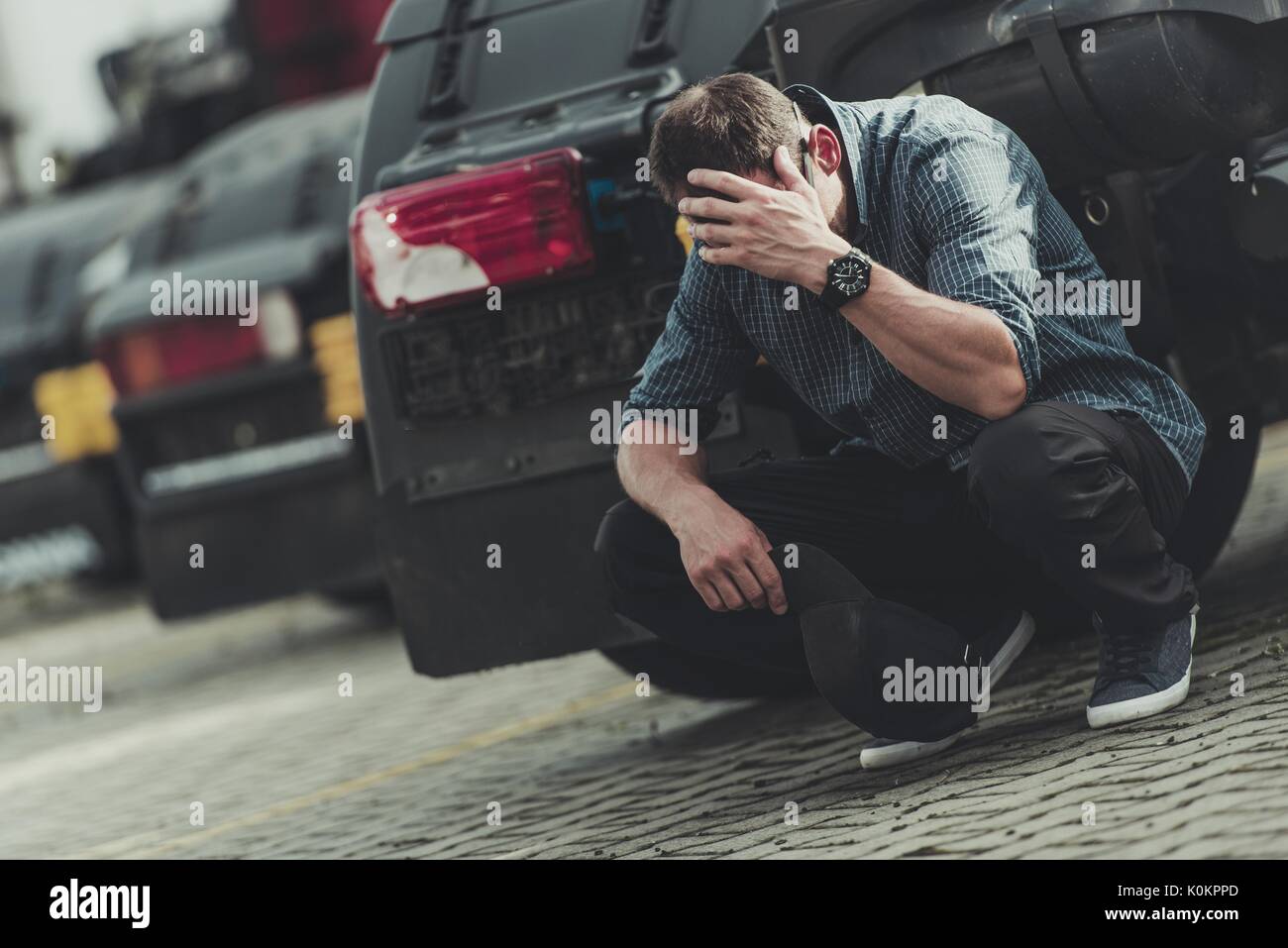 Kaukasische Trucker mit Problemen. Männer verwüstet und seinen Lkw Flotte. Geschäftsinhaber vor der Pleite. Stockfoto