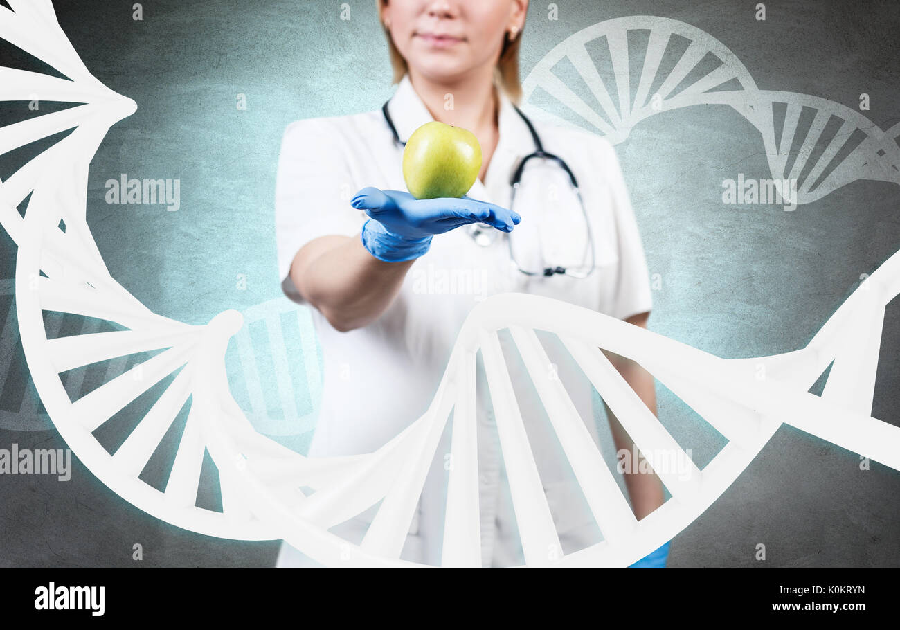 Frau Doktor ansehen unter großen DNA-Kette. Stockfoto