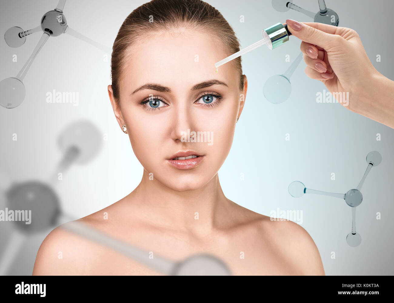 Kosmetik Öl auf Gesicht unter der Moleküle Stockfoto