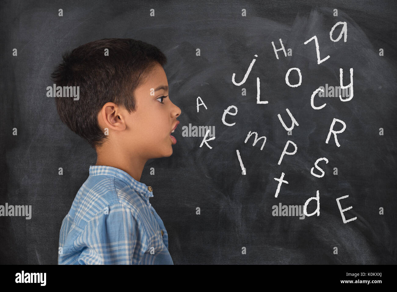 Kind sprechen und die Buchstaben des Alphabets, das aus Seinem Mund kommt Stockfoto