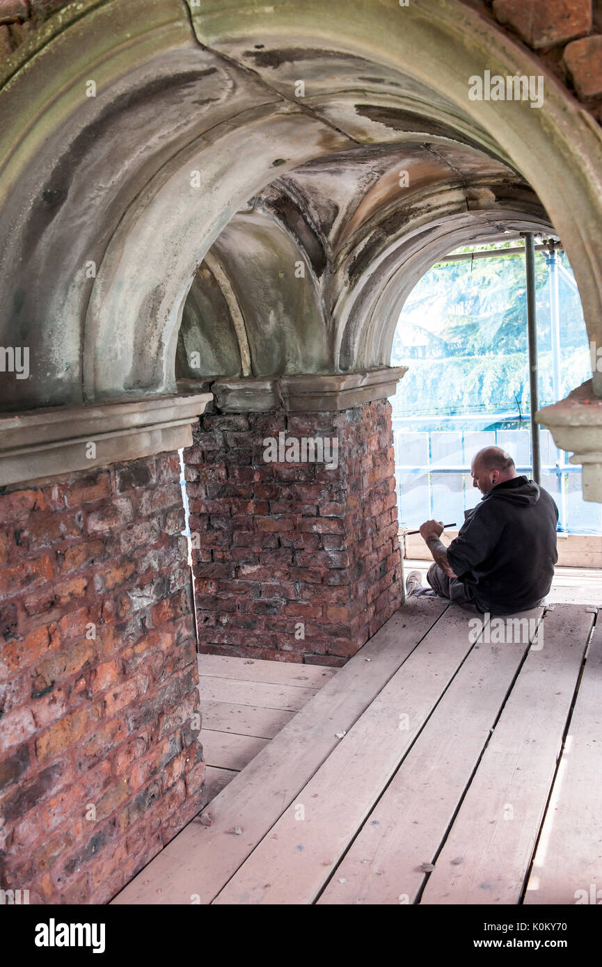 Blick auf und aus dem Brunnen Denkmal in Worsley Grün Stockfoto