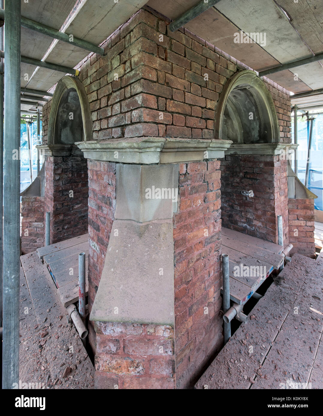 Blick auf und aus dem Brunnen Denkmal in Worsley Grün Stockfoto