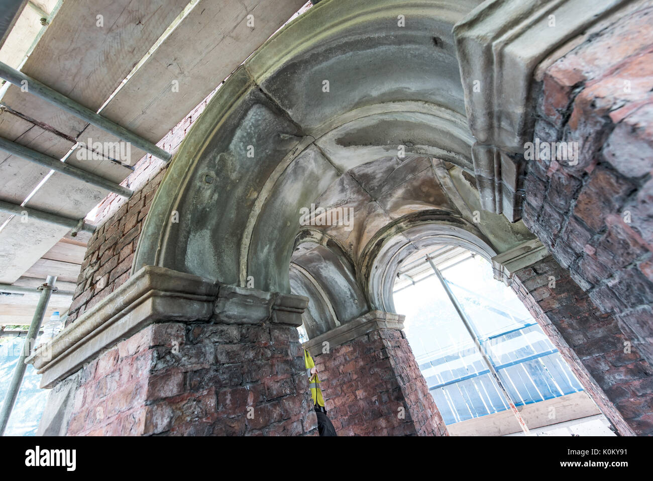 Blick auf und aus dem Brunnen Denkmal in Worsley Grün Stockfoto