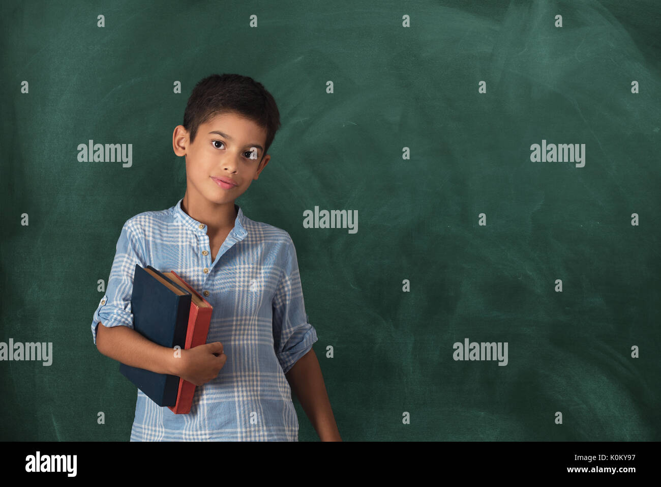 Schule Erziehung Buch über Blackboard Hintergrund Stockfoto