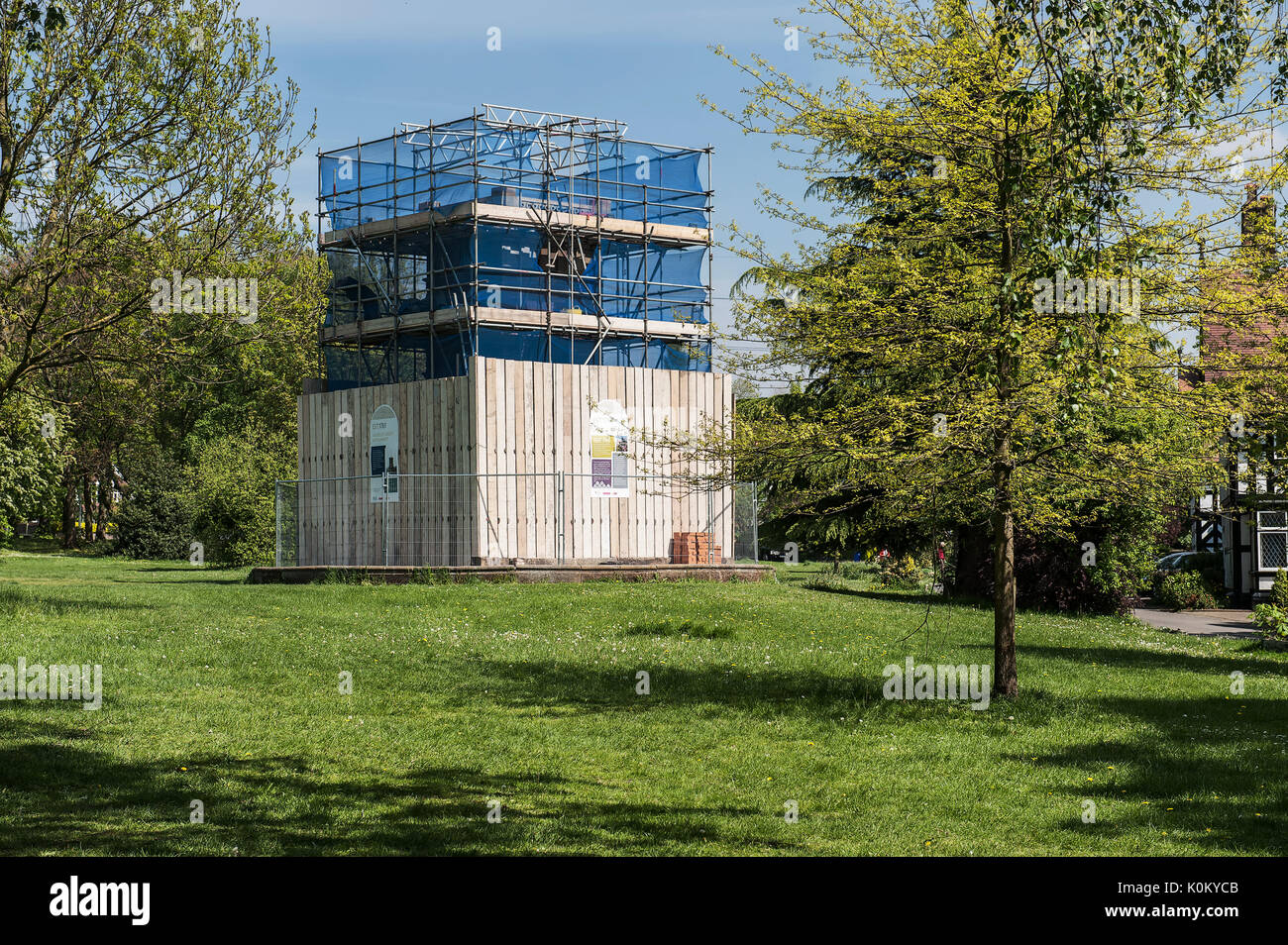 Blick auf und aus dem Brunnen Denkmal in Worsley Grün Stockfoto
