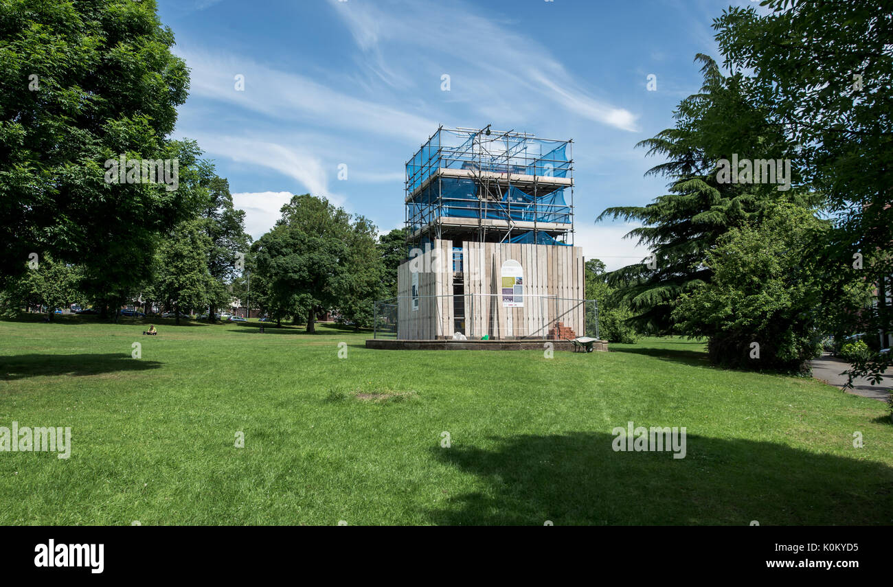 Blick auf und aus dem Brunnen Denkmal in Worsley Grün Stockfoto
