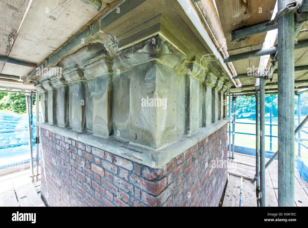 Blick auf und aus dem Brunnen Denkmal in Worsley Grün Stockfoto
