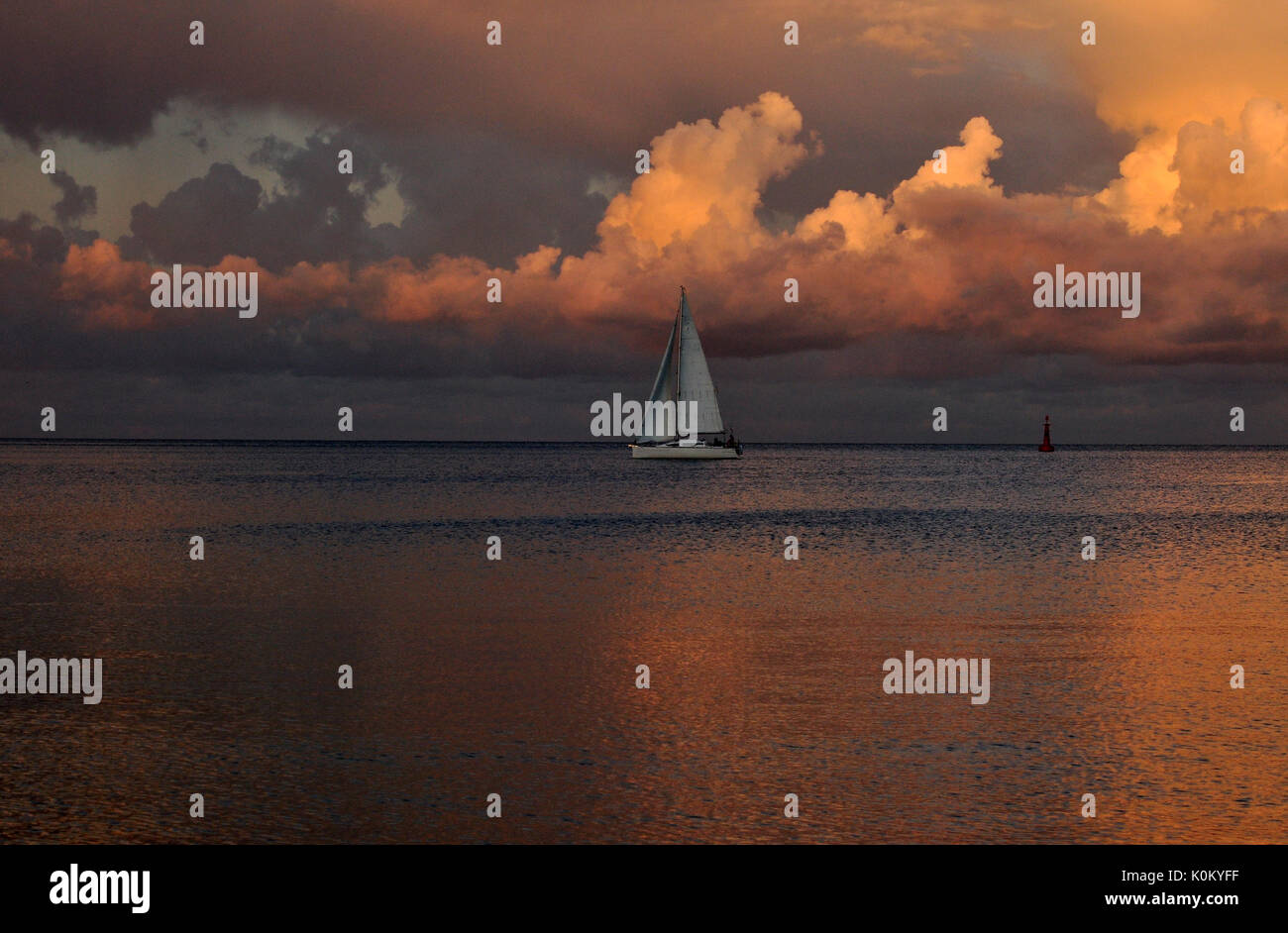 Weißes Segelboot in der Ostsee auf die dramatischen Sonnenuntergang Himmel Hintergrund, Gdynia, Polen Stockfoto