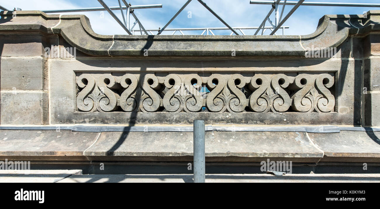 Blick auf und aus dem Brunnen Denkmal in Worsley Grün Stockfoto