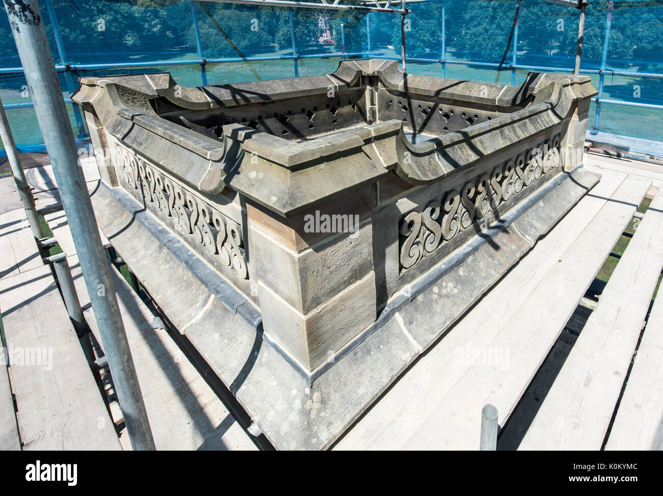 Blick auf und aus dem Brunnen Denkmal in Worsley Grün Stockfoto