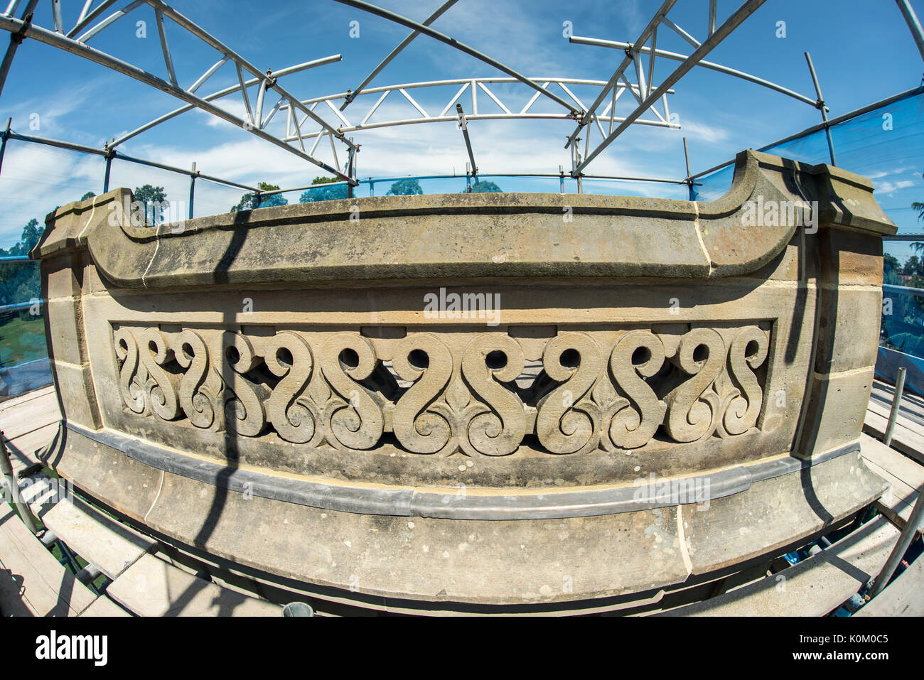 Blick auf und aus dem Brunnen Denkmal in Worsley Grün Stockfoto