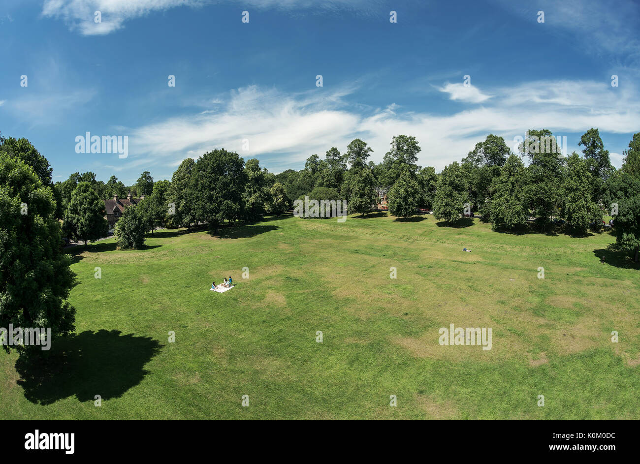 Blick auf und aus dem Brunnen Denkmal in Worsley Grün Stockfoto