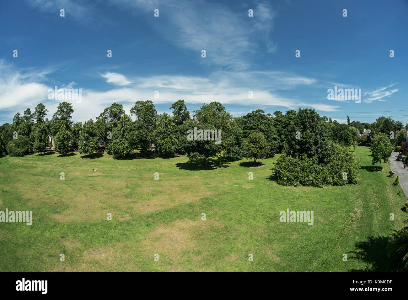 Blick auf und aus dem Brunnen Denkmal in Worsley Grün Stockfoto