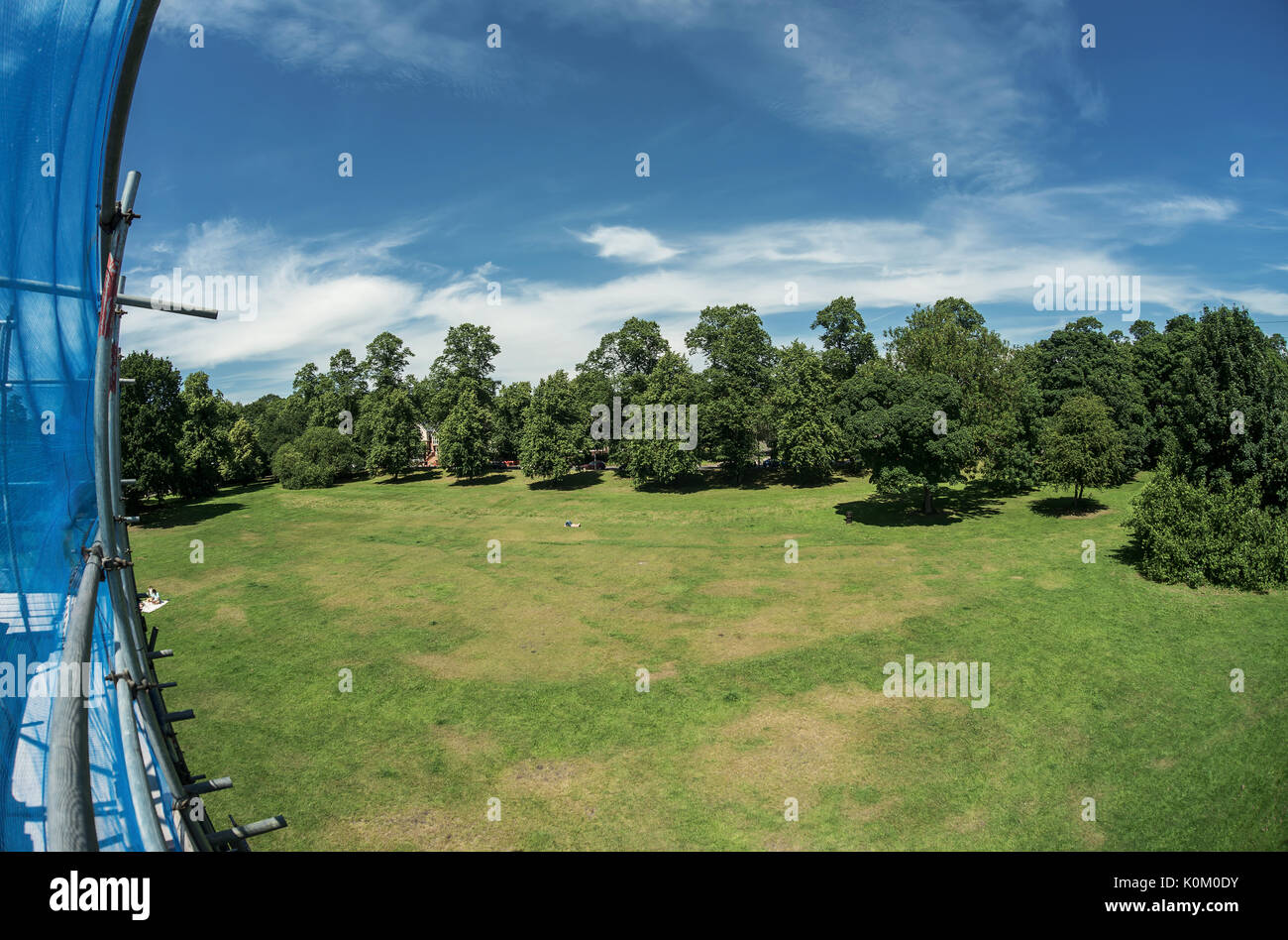 Blick auf und aus dem Brunnen Denkmal in Worsley Grün Stockfoto