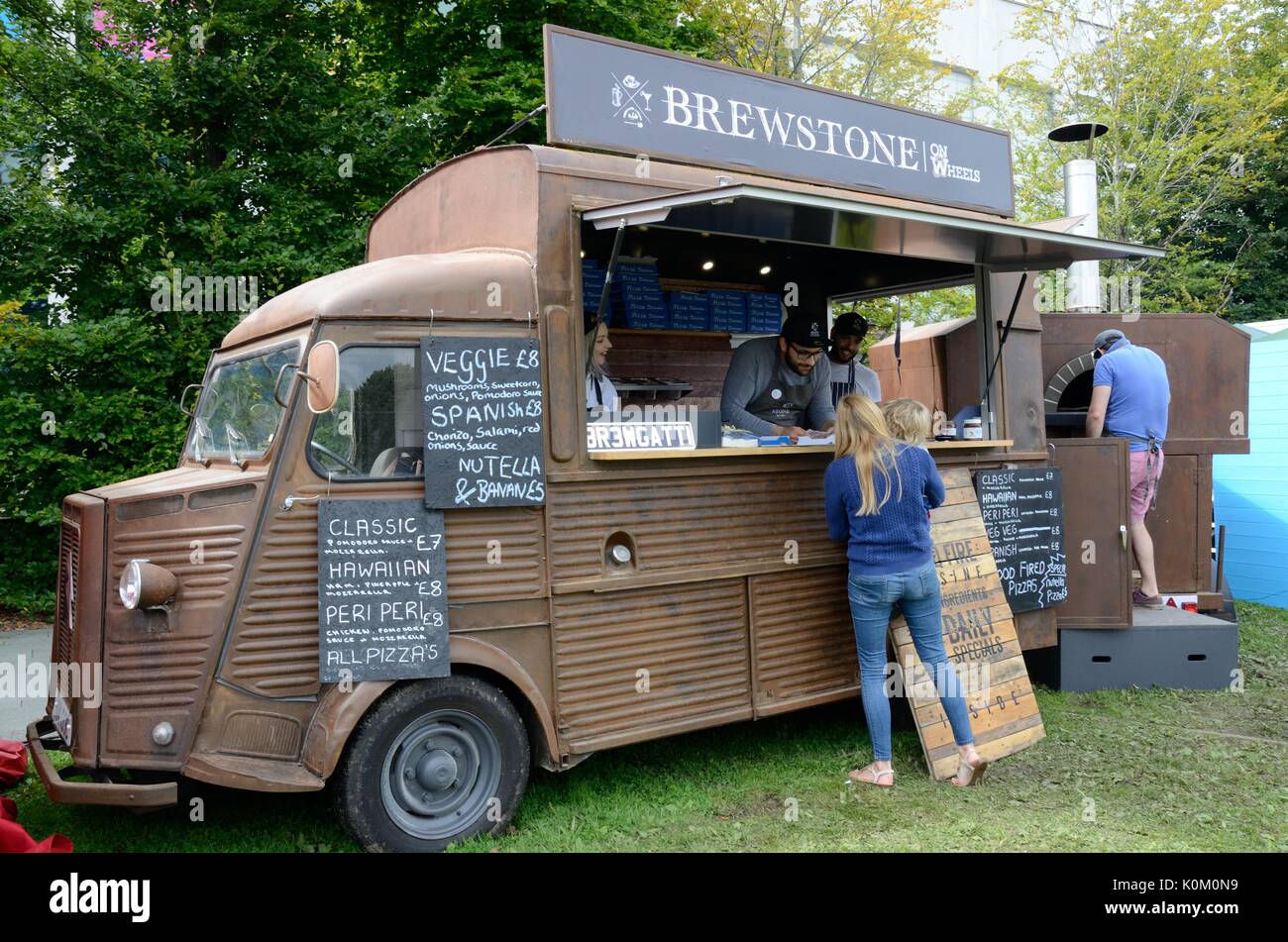 Leute verkaufen Pizza aus einem alten Citroen van und einem Pizzaofen an einem Food Festival Food Festival Swansea Wales Cymru GROSSBRITANNIEN GB Stockfoto