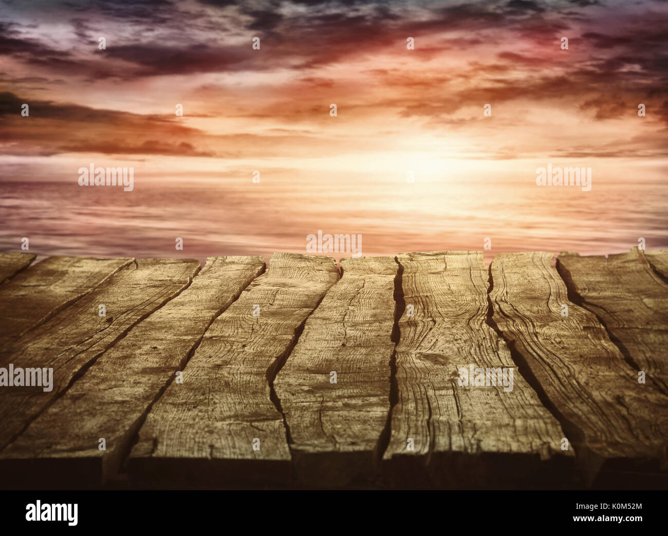Holztisch und tropischen Sonnenuntergang Landschaft im Hintergrund. Sommer Hintergrund. Urlaub Stockfoto