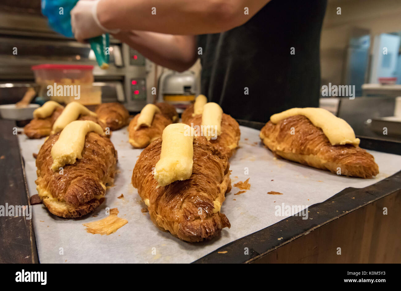 Frisch gebackene Croissants in einer Bäckerei in Sydney, Australien in den frühen Morgenstunden vor der Eröffnung Zeit Stockfoto