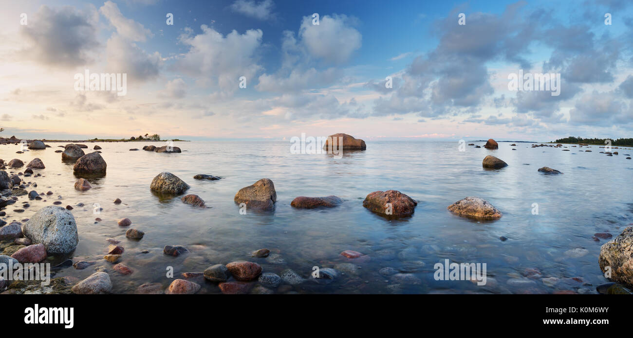 Felsige Küsten am see Stockfoto