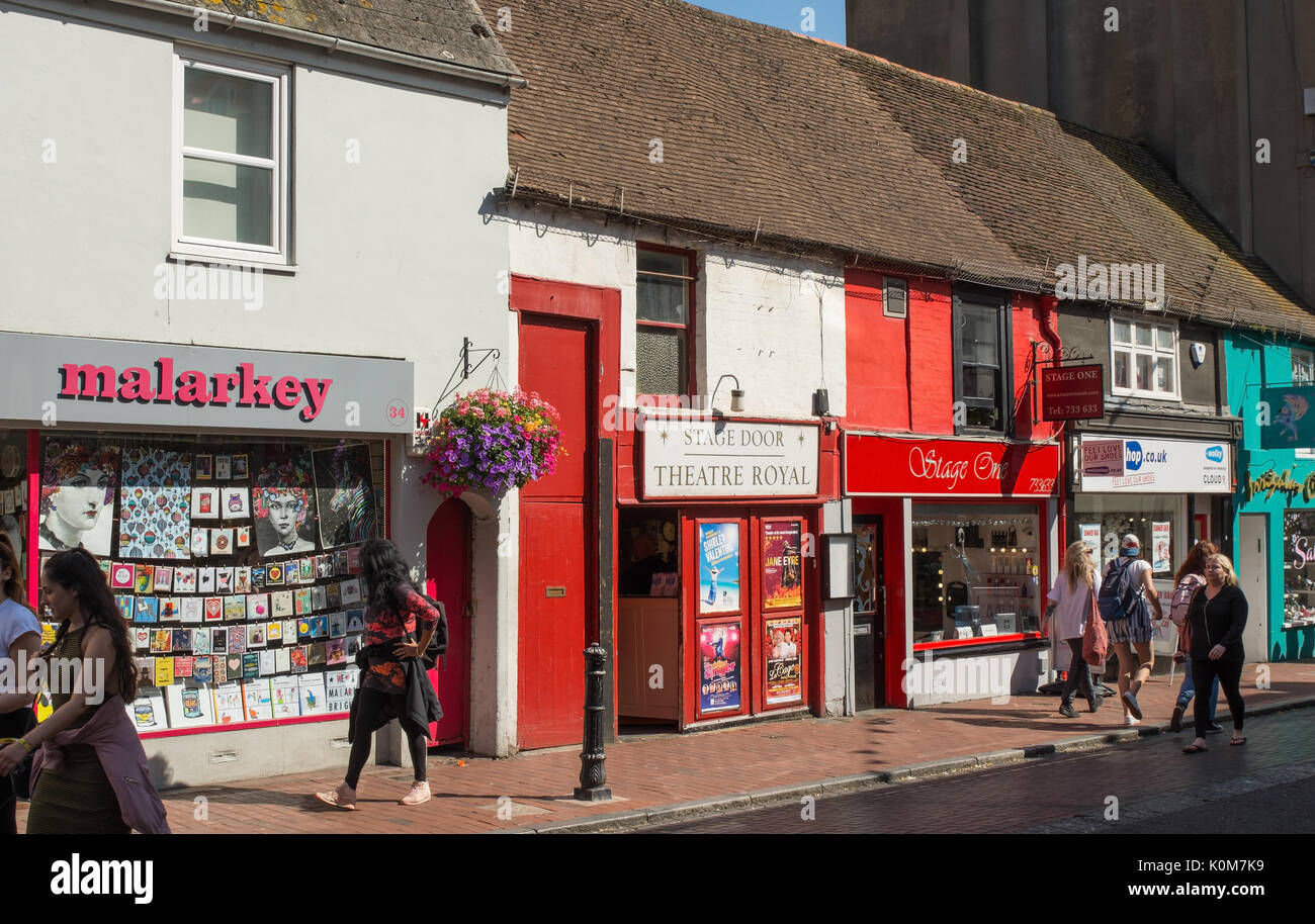 Geschäfte und Theater Royal Stage Door in den Gassen, Brighton, East Sussex, England. Mit Menschen zu Fuß auf der Straße Stockfoto