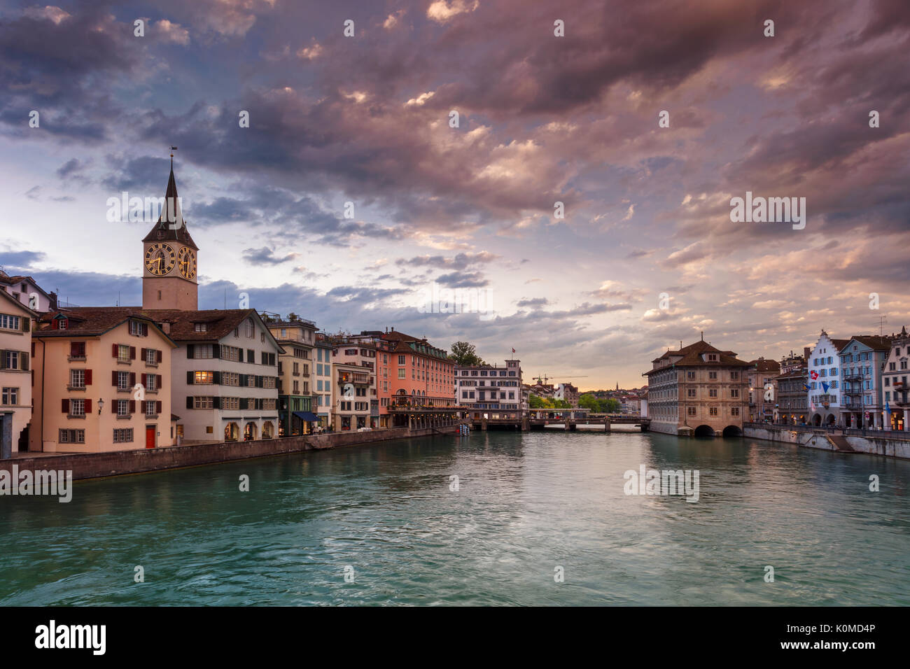 Zürich. Stadtbild Bild von Zürich, Schweiz während der dramatischen Sonnenuntergang. Stockfoto