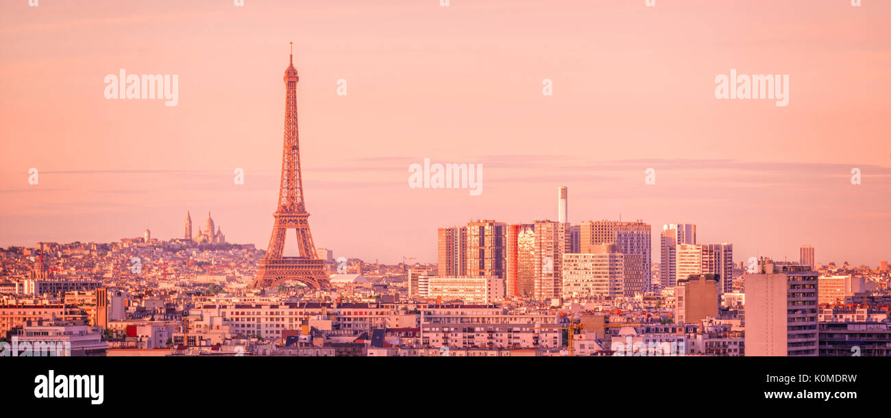 Panoramablick auf die Skyline von Paris mit dem Eiffelturm, Montmartre bei Sonnenuntergang im Hintergrund, Frankreich und Europa City Travel Concept Stockfoto