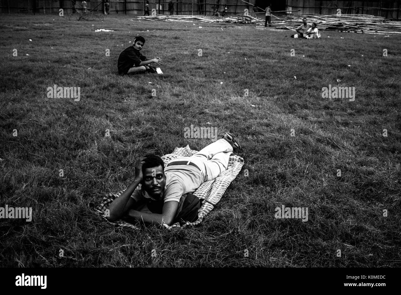 Mann Festlegung auf Gras, Kolkata, West Bengal, Indien, Asien Stockfoto
