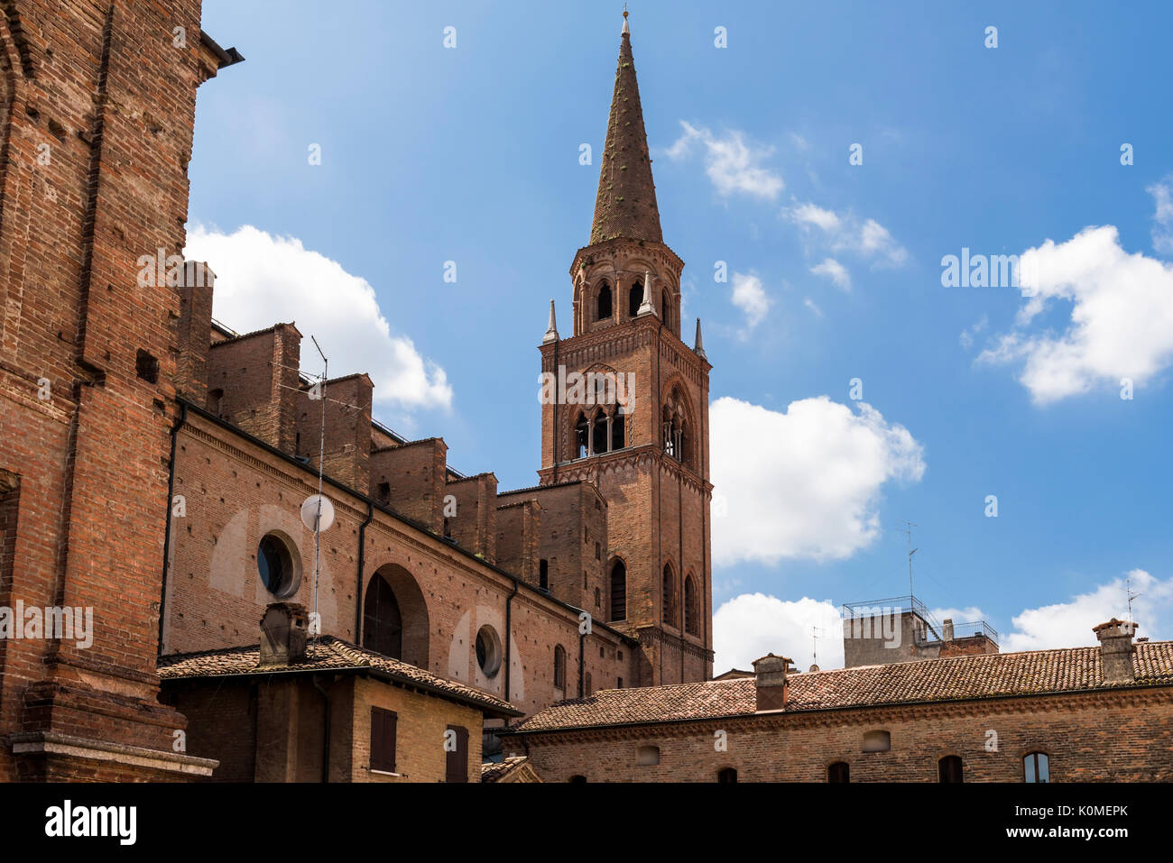 Der Glockenturm der Kathedrale St Andrew Montova in Mantua (Italienisch). Mantua ist eine Stadt in der Region Lombardei in Norditalien in Europa genannt. Stockfoto Der Glockenturm der Kathedrale St Andrew Montova in Mantua (Italienisch). Mantua ist eine Stadt in der Region Lombardei in Norditalien in Europa genannt. Stockfoto