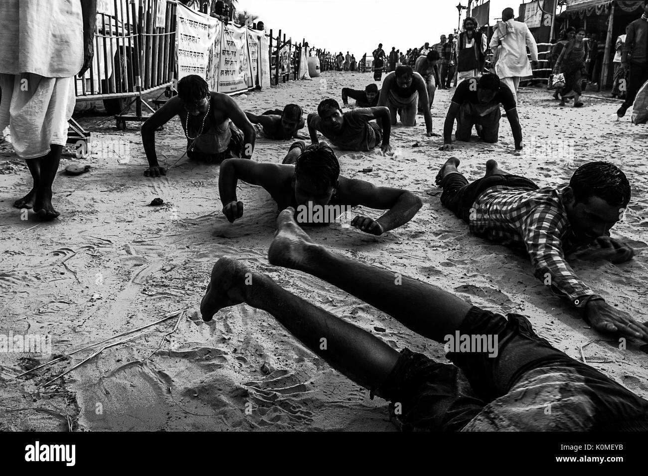 Menschen kriechen religiöses Ritual Ganga sagar Kolkata, West Bengal Indien Asien Stockfoto