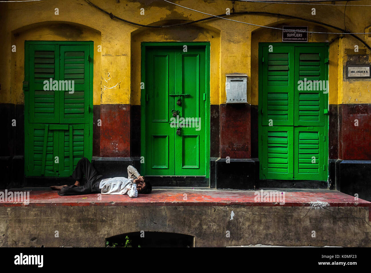 Mann schlafen Eingang, Kolkata, West Bengal, Indien, Asien Stockfoto