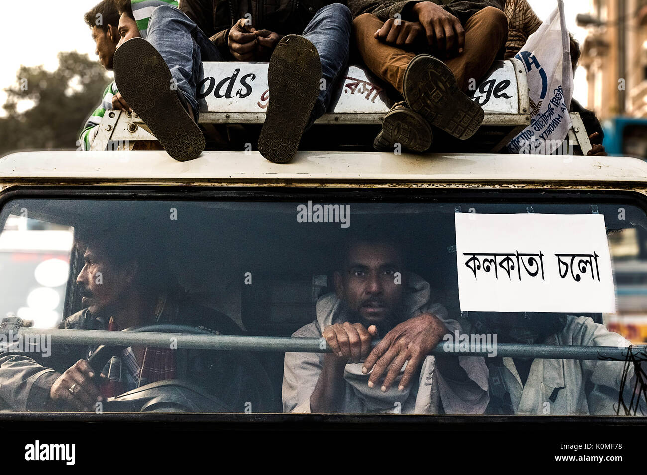 Die Menschen in dem Auto Kolkata, West Bengal, Indien, Asien Stockfoto