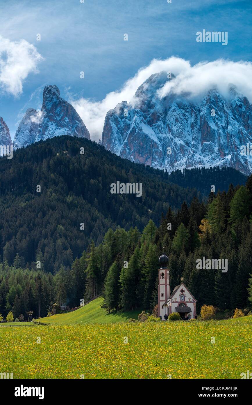 Funes Tal, Dolomiten, Südtirol, Italien. Die Kirche San Giovanni in Ranui und die Gipfel der Geislergruppe Stockfoto