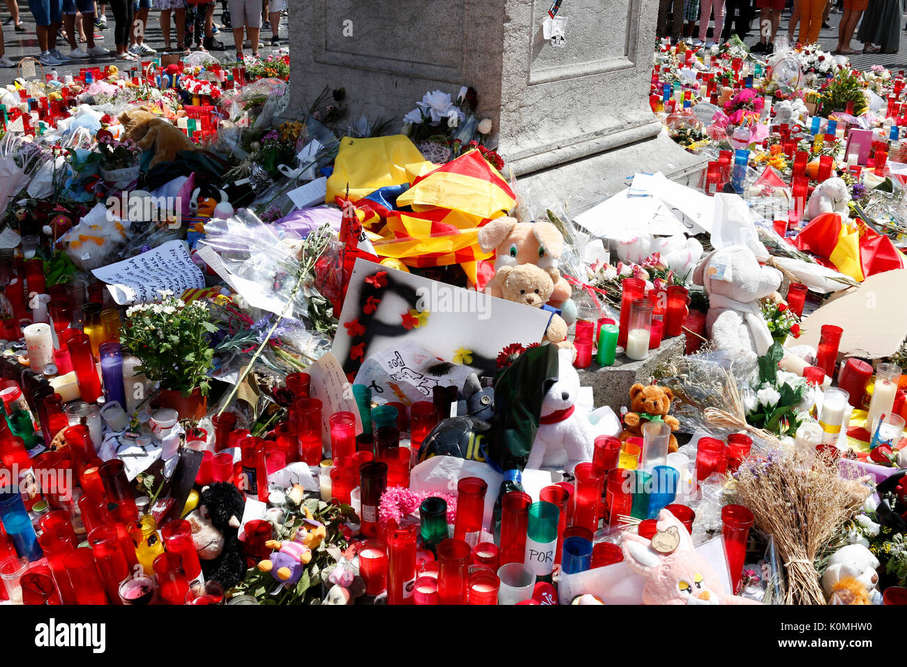 BARCELONA/Spanien - 21. AUGUST 2017: Menschen auf La Rambla in Barcelona, wo 17 August 2017 wiedervereinigt hat einen terroristischen Angriff, so dass Tribut an die mindestens 15 Todesopfer und über 120 Verletzte. Stockfoto
