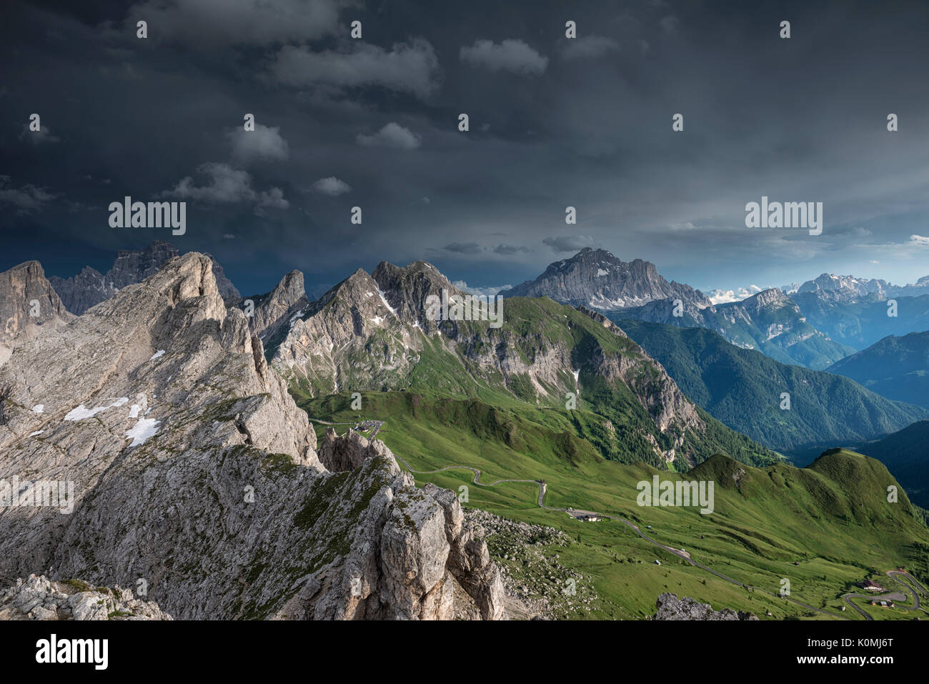 Nuvolau, Dolomiten, Venetien, Italien. Die Dolomiten nach dem Sturm. Von links Monte Pelmo, Ra Gusela, Monte Cernera und die Civetta Stockfoto