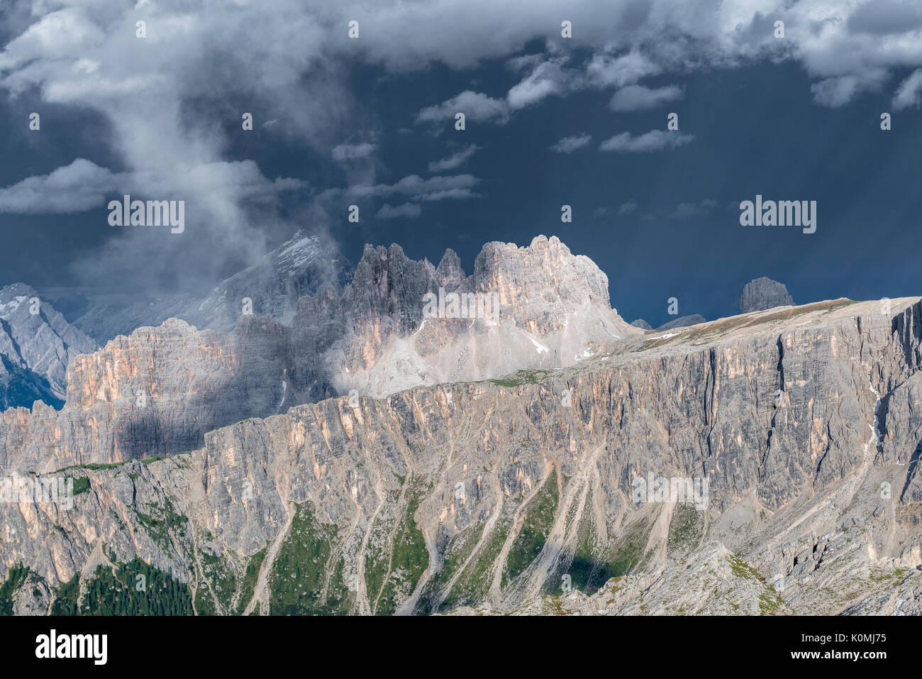 Nuvolau, Dolomiten, Venetien, Italien. Die Dolomiten nach dem Sturm. Von links Antelao, Croda da Lago und Lastoi de Formin Stockfoto