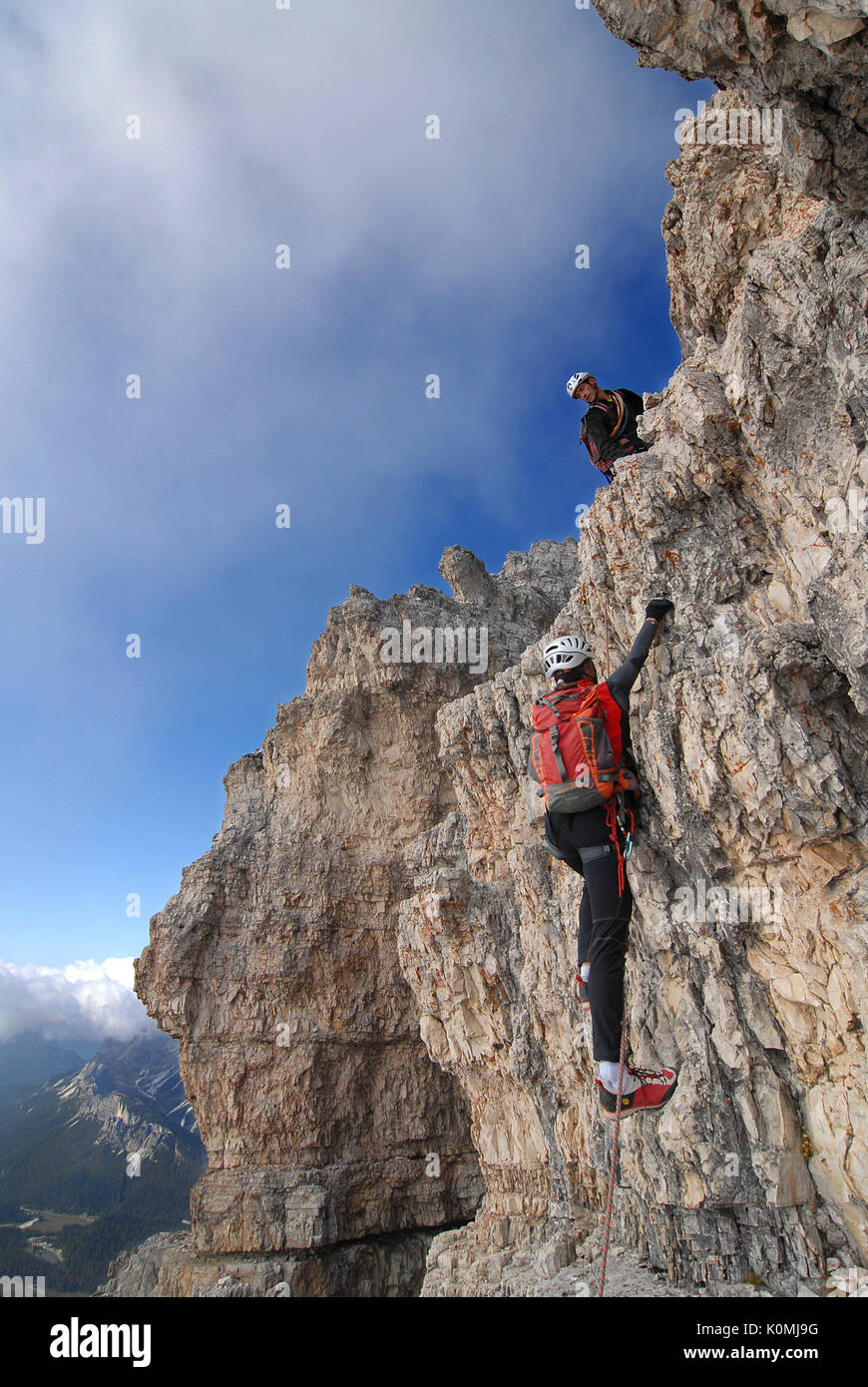 Die Drei Zinnen, Dolomiten, Venetien, Italien. Kletterer auf der Normalen Route zur Cima Grande di Lavaredo. Stockfoto