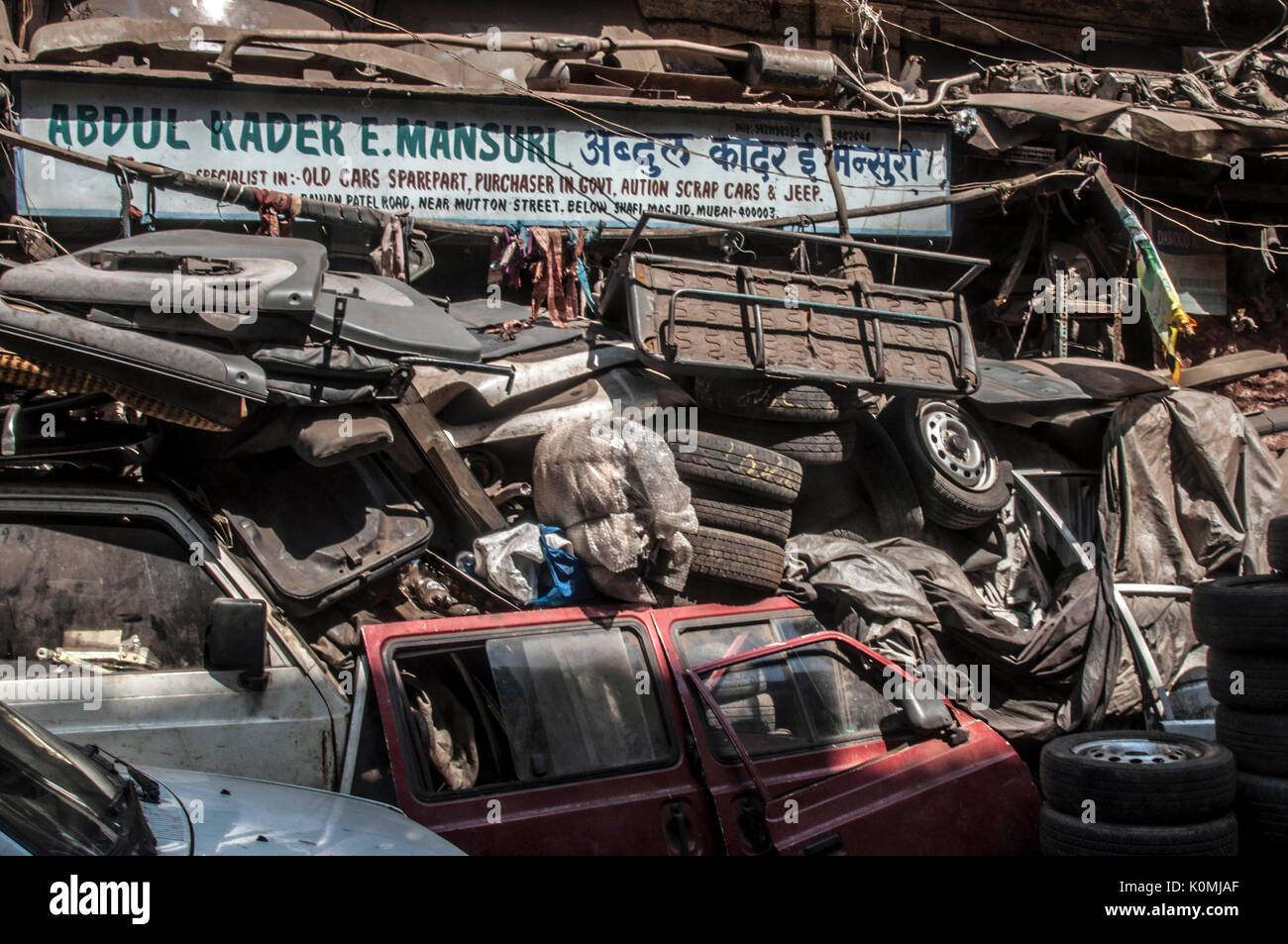 Schrott Auto Ersatzteile im Chor Bazaar, Mumbai, Maharashtra, Indien, Asien Stockfoto