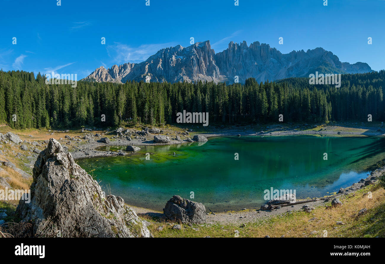 Karersee, Dolomiten, Südtirol, Italien. Die Carezza See/Karersee und die spiers von Latemar Stockfoto