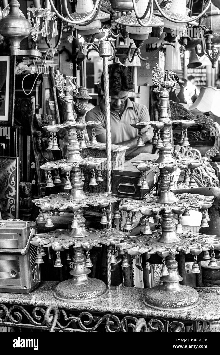 Alte Lampe steht für Verkauf, Chor Bazaar, Mumbai, Maharashtra, Indien, Asien Stockfoto