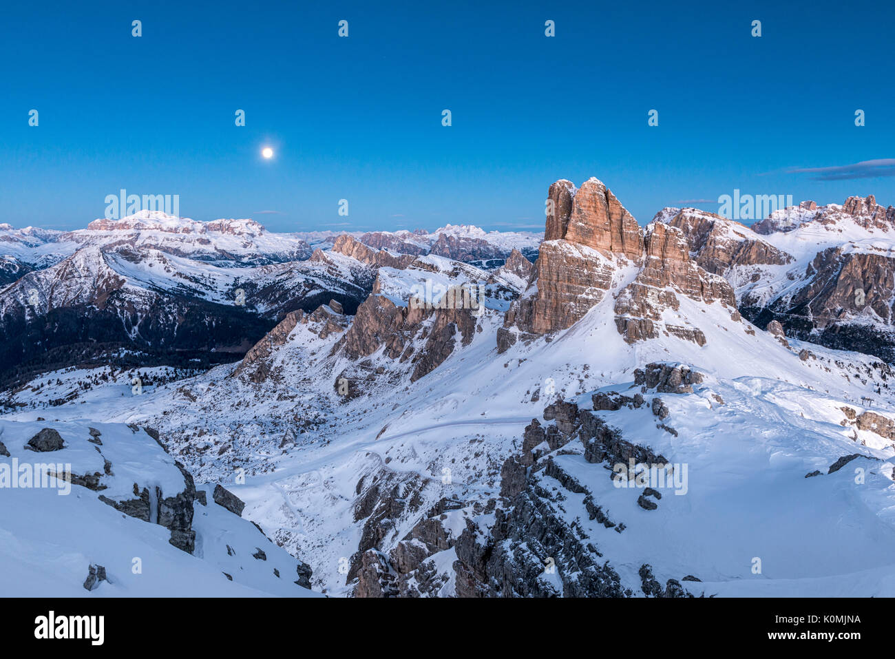 Nuvolau, Dolomiten, Venetien, Italien. Blaue Stunde und Vollmond in den Dolomiten mit den Gipfeln der Sellagruppe und der averau Stockfoto