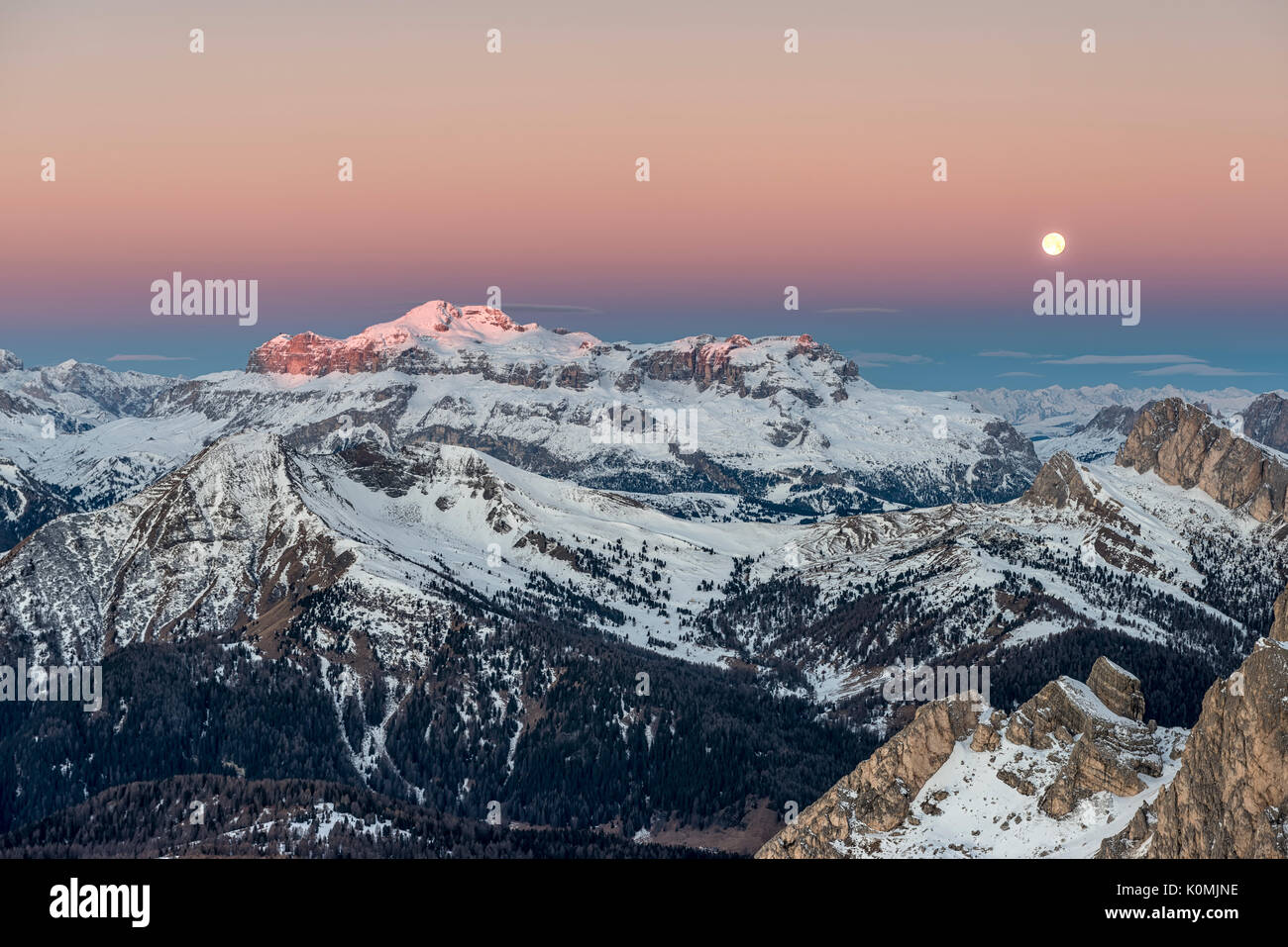 Nuvolau, Dolomiten, Venetien, Italien. Twilight und Vollmond in den Dolomiten mit den Gipfeln der Sellagruppe Stockfoto