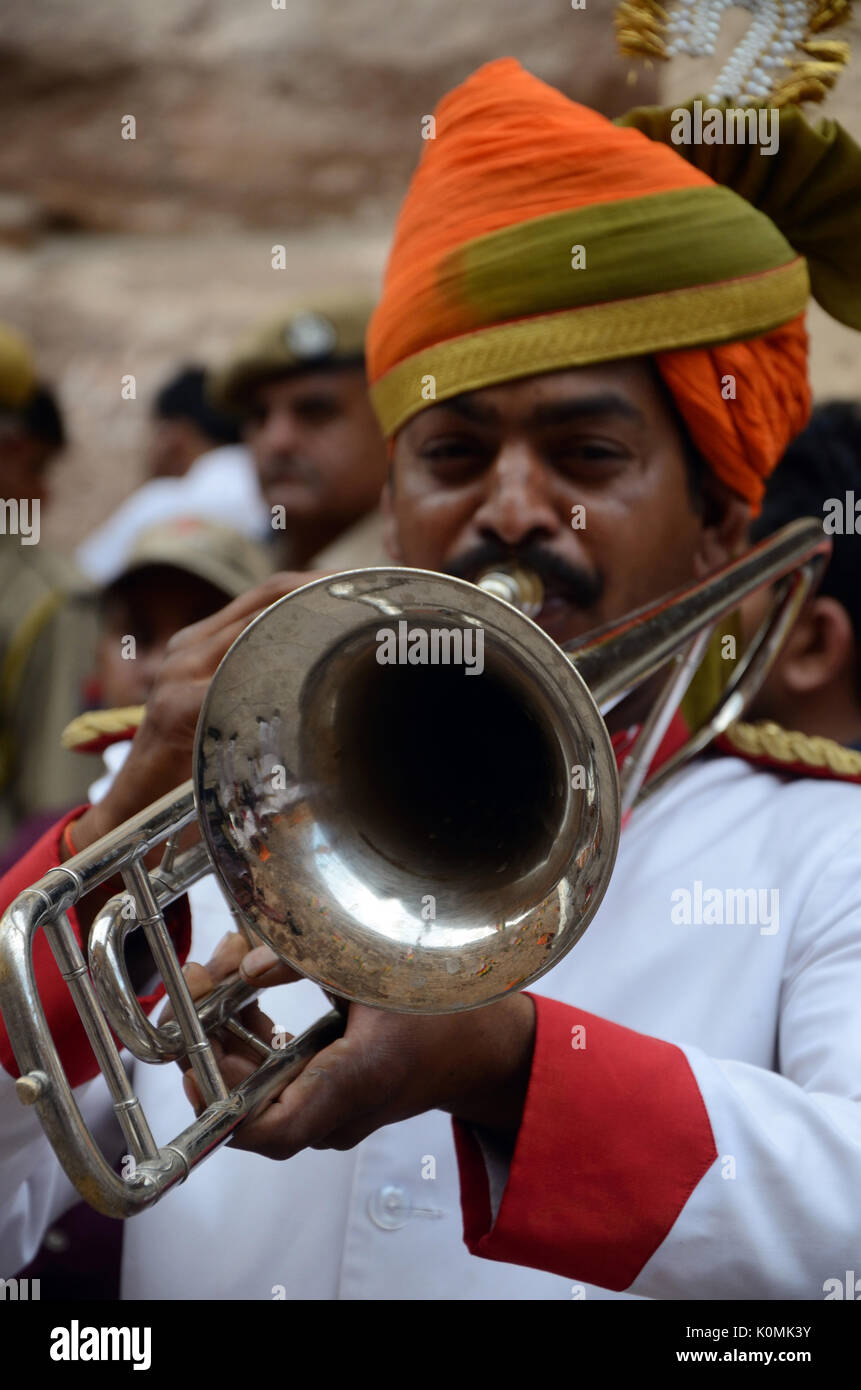 Mann spielt Trompete, Ram Navami Prozession Jodhpur, Rajasthan, Indien, Asien Stockfoto