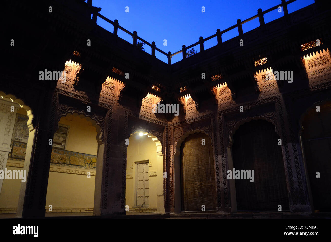 Beleuchteten Korridor im Innern Mehrangarh Fort Jodhpur, Rajasthan Indien Asien Stockfoto