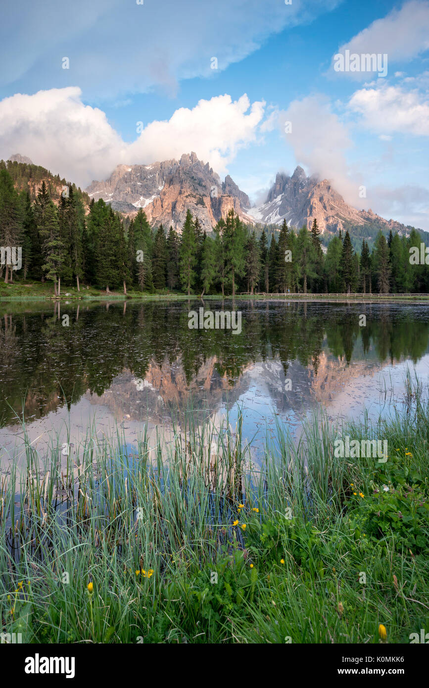 Misurina, Dolomiten, Venetien, Italien. Die Klippen von Cadini Gruppe werden im Lago d'Antorno wider Stockfoto