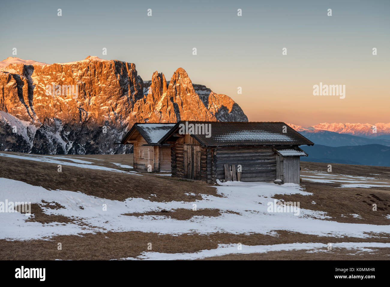 Seiser Alm, Dolomiten, Südtirol, Italien. Sonnenaufgang auf dem Plateau von bullaccia/Puflatsch. Im Hintergrund der Gipfel des Schlern Stockfoto