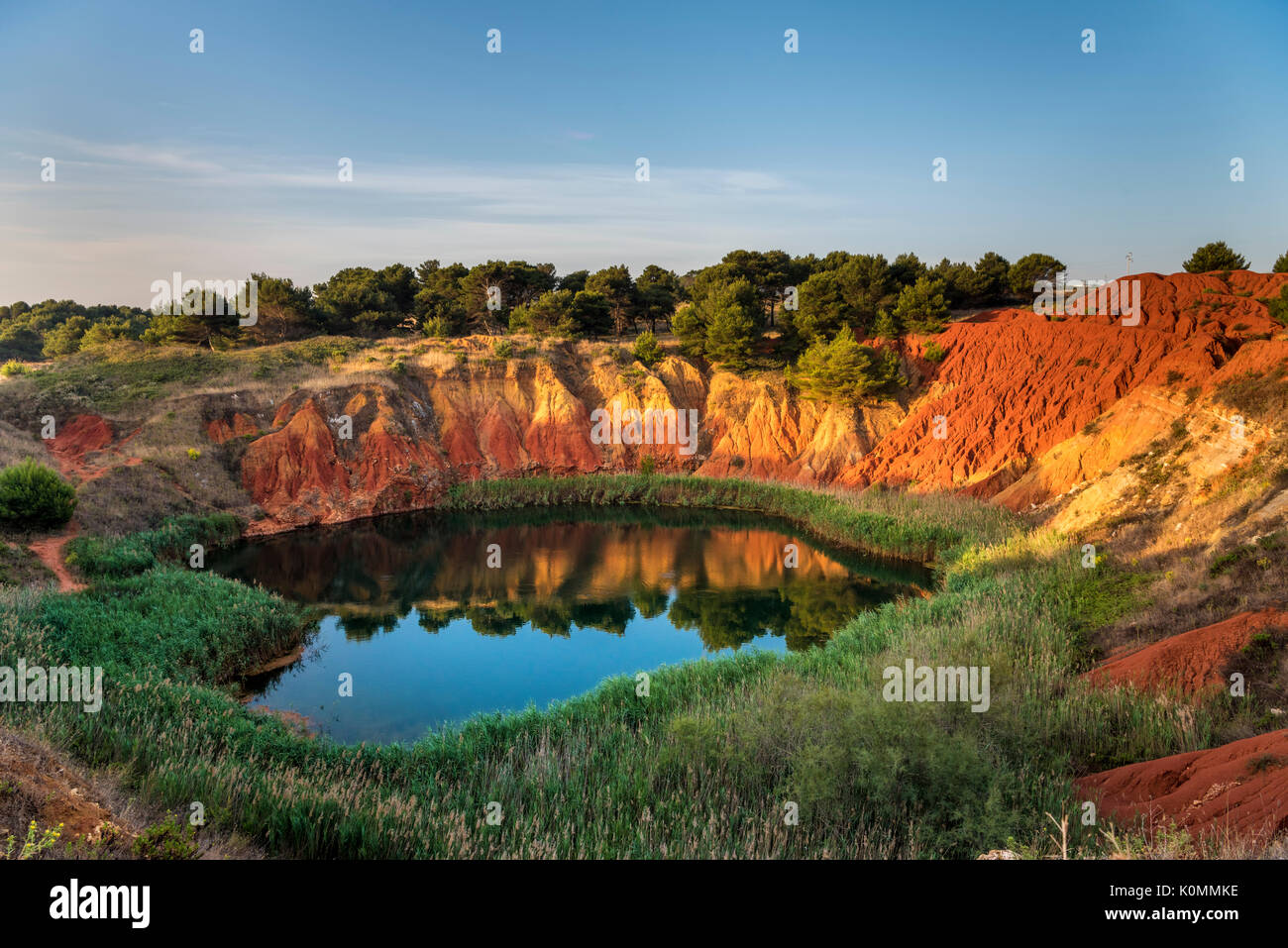 Otranto, Provinz von Lecce, Salento, Apulien, Italien. Abandonet Bauxit Mine mit grüner See Stockfoto