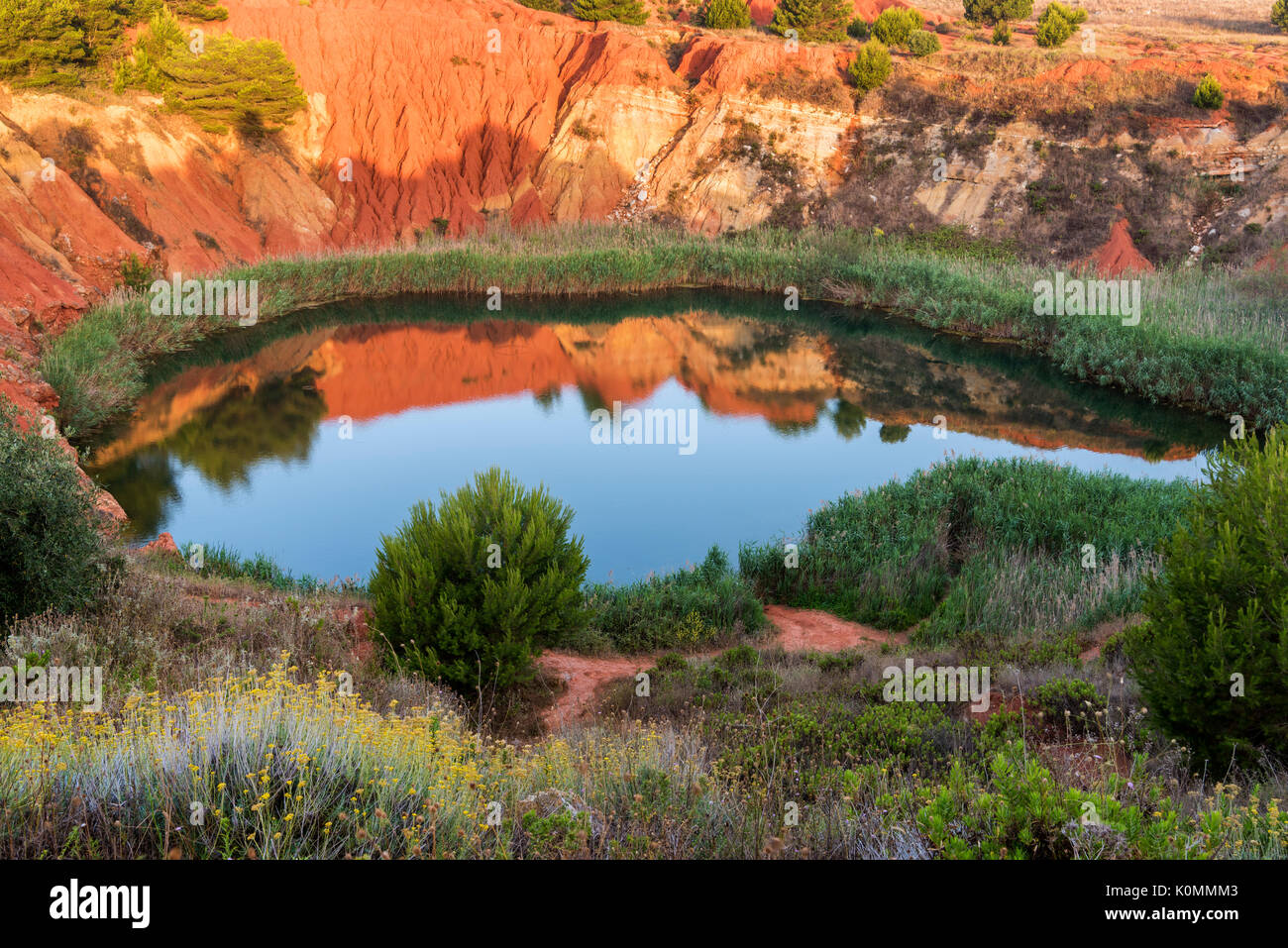 Otranto, Provinz von Lecce, Salento, Apulien, Italien. Abandonet Bauxit Mine mit grüner See Stockfoto