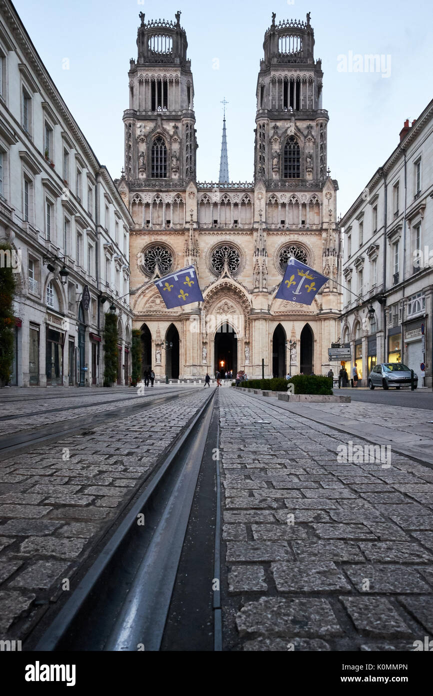 Äußere des West End der Kathedrale in Orleans, Frankreich von der Rue Jeanne d'Arc. Stockfoto